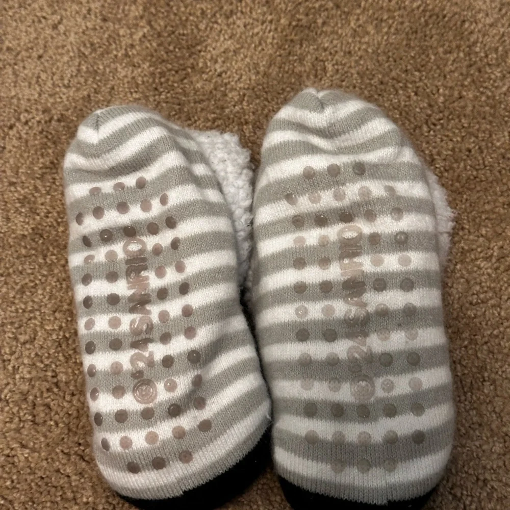Hello Kitty Kids White Slippers Gray stripes Warm Cozy Lining  Safe Grips